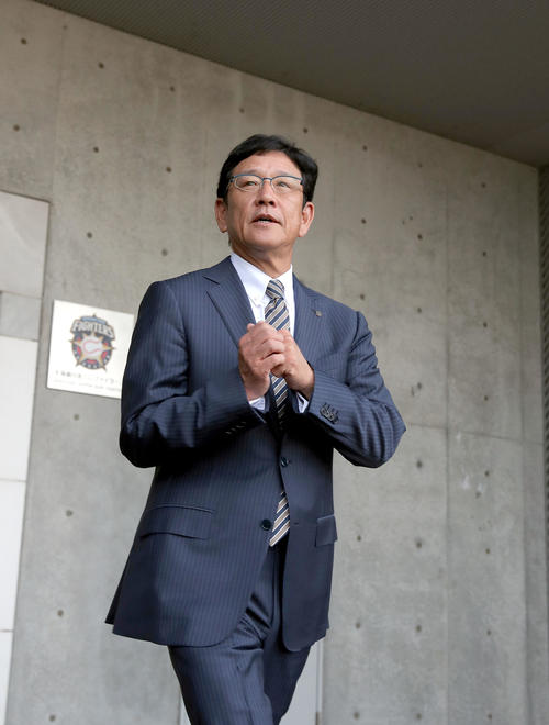 面談を終えて球団事務所を後にする日本ハム栗山監督（撮影・佐藤翔太）