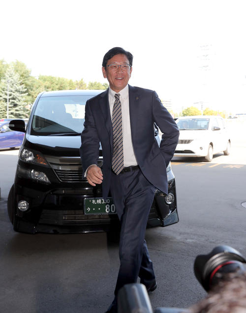 札幌市内にある日本ハム球団事務所に到着する栗山監督（撮影・佐藤翔太）