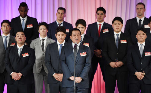 セ・リーグ優勝祝賀会であいさつする巨人原監督（中央）（撮影・鈴木みどり）