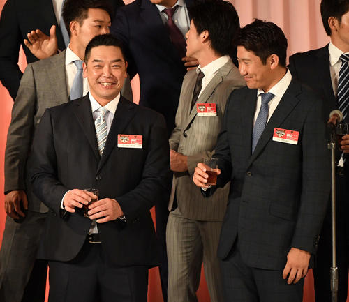 セ・リーグ優勝祝賀会で笑顔を見せる巨人阿部（左）と菅野（撮影・鈴木みどり）
