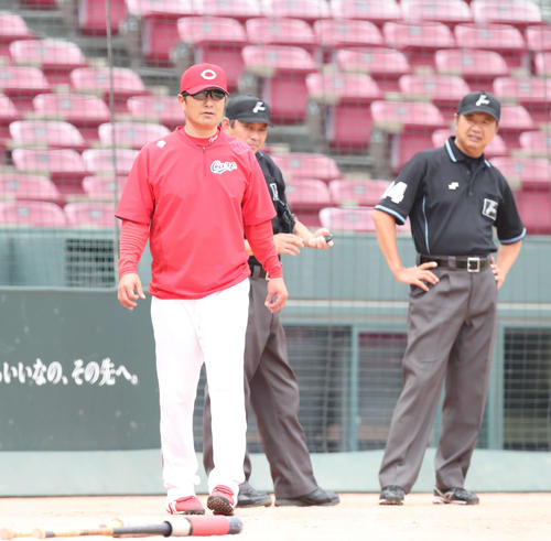 紅白戦前、審判員と話し合った緒方監督（撮影・梅根麻紀）