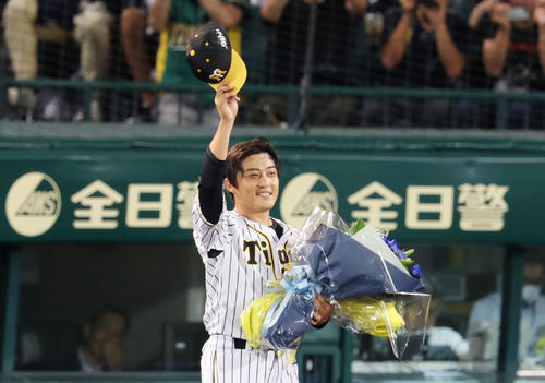 7回表、現役最後の登板を終え、ファンの声援に笑顔で応える高橋聡（撮影・前田充）