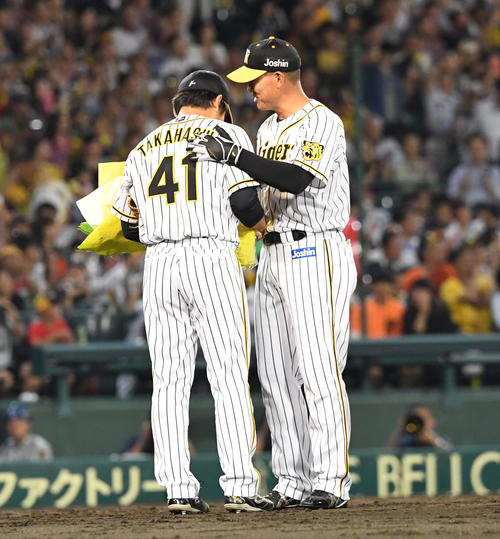 阪神対中日　7回にラスト登板した高橋聡文（左）に花束を贈る福留孝介（撮影・奥田泰也）