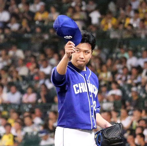 4回裏阪神1死、最優秀防御率のタイトルを確定させて降板する中日大野雄大は大歓声に応える（撮影・上山淳一）