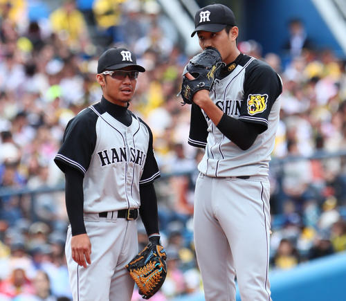 阪神鳥谷（左）に声を掛けられる藤浪（2017年5月14日撮影）