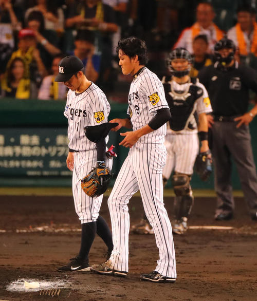 巨人坂本勇に死球を与え、鳥谷（左）に声をかけられる藤浪（2017年9月12日撮影）