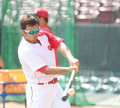 打撃練習を行う鈴木誠也（撮影・梅根麻紀）