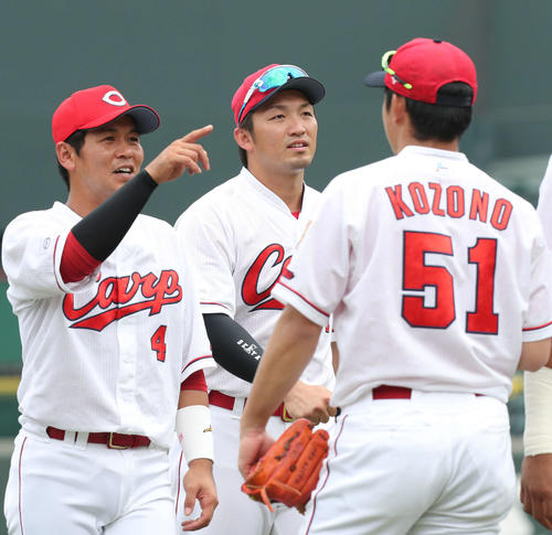 紅白戦前、広島小窪（左）らと話をする鈴木（中央）。右は小園（撮影・梅根麻紀）