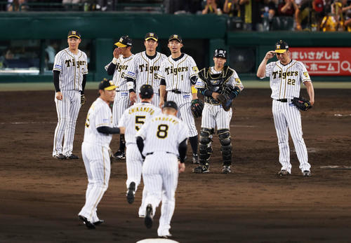 阪神対中日　中日に勝利し、CS進出を決めた鳥谷（中央）ら阪神ナイン（撮影・前田充）