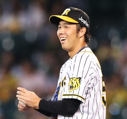 阪神対中日　1回表中日無死、先発の青柳は先頭打者大島を遊ゴロに仕留め笑顔を見せる（撮影・上山淳一）