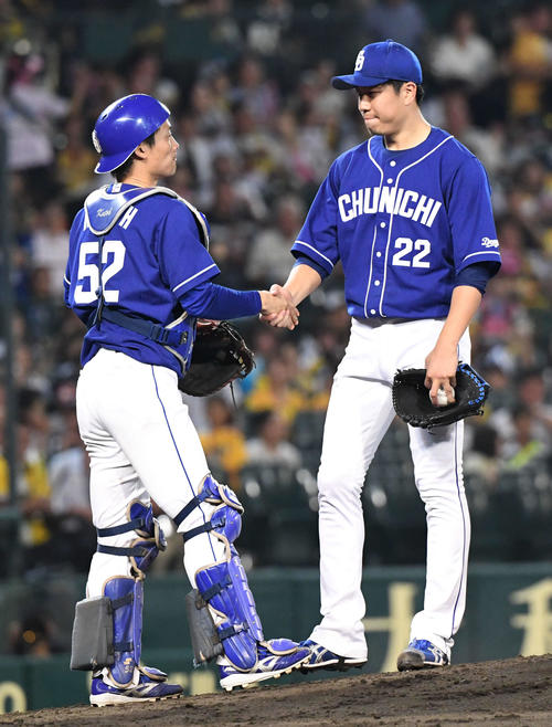 阪神対中日　4回裏阪神1死、最優秀防御率のタイトルを確定させて降板する大野雄（右）は捕手加藤と握手を交わす（撮影・奥田泰也）