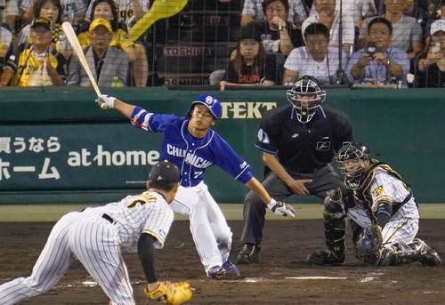 7回中日2死一、二塁、代打根尾が空振り三振に倒れる。投手岩崎、捕手梅野＝甲子園（共同）