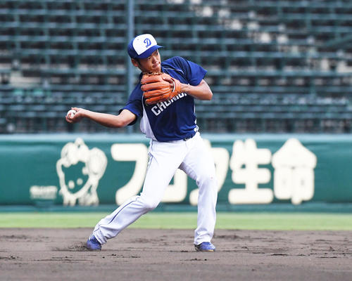 阪神対中日　守備練習をする根尾昂（撮影・奥田泰也）