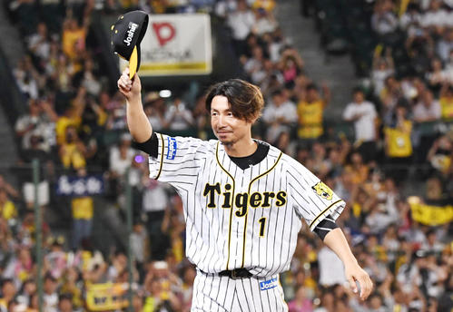 最終戦セレモニーを終え引き揚げる鳥谷敬はファンの声援に応える（撮影・奥田泰也）