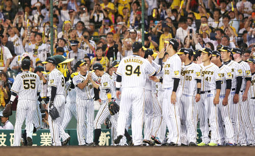 阪神対中日　中日に勝ってCS進出を決めた矢野監督（左から3人目）は、鳥谷（同4人目）らを迎える（撮影・上山淳一）