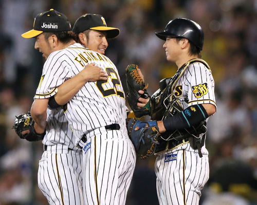 阪神対中日　中日を破りCSを決め藤川（手前）と抱き合う鳥谷、右は梅野（撮影・上山淳一）