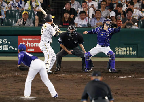 阪神対中日　5回裏阪神2死一、三塁、暴投で三走上本の生還を許す中日山本（手前）。打者福留（撮影・前田充）