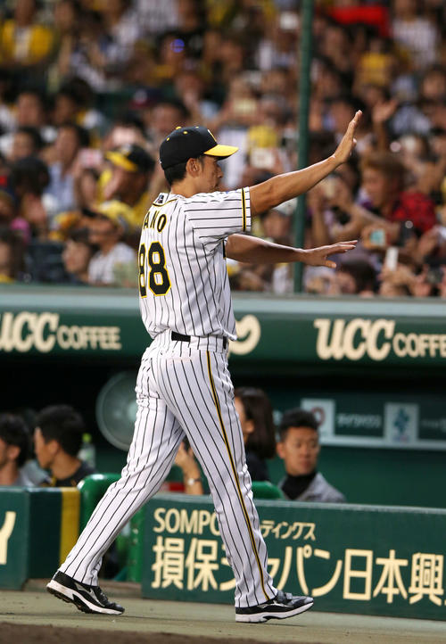 阪神対中日　CS進出を決めファンの声援に応える矢野監督（撮影・上山淳一）