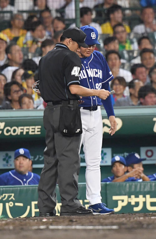 阪神対中日　4回裏阪神1死、与田監督は交代を告げる（撮影・奥田泰也）