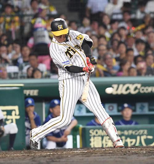 阪神対中日　4回裏阪神1死一、二塁、大山悠輔は中前適時安打を放つ（撮影・奥田泰也）