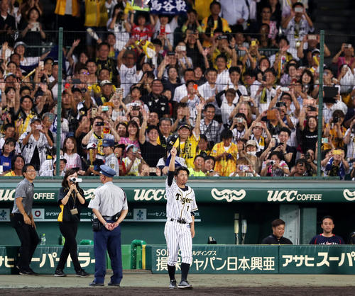 一度は引き揚げるも再び姿を見せた鳥谷は、鳴りやまないファンの大声援に応える（撮影・前田充）