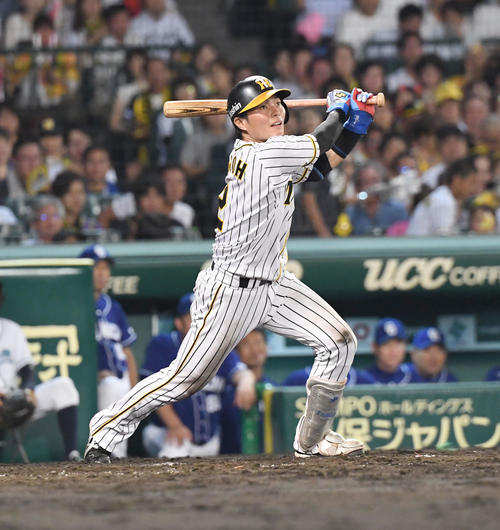 阪神対中日　4回裏阪神2死一塁、北條は右前打を放つ（撮影・奥田泰也）