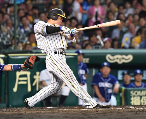 阪神対中日　6回裏阪神1死、糸原健斗は右前安打を放つ（撮影・奥田泰也）