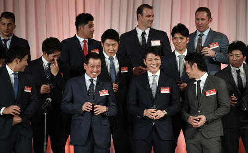 セ・リーグ優勝祝賀会で笑顔を見せる、前列左から巨人菅野、原監督、坂本勇、亀井。2列目中央は岡本（撮影・鈴木みどり）