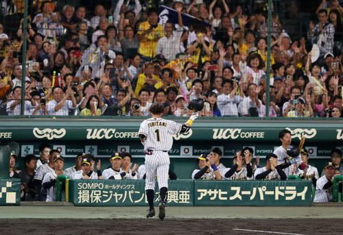 阪神対中日　7回裏阪神無死、代打鳥谷は右飛に倒れ、ファンの大声援を受けながらベンチへ戻る（撮影・前田充）