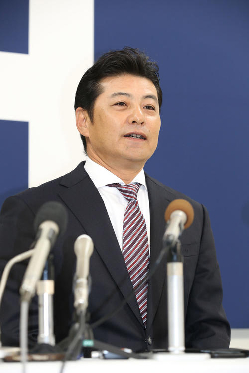午後から行われた会見で辞意を表明する緒方孝市監督（撮影・梅根麻紀）