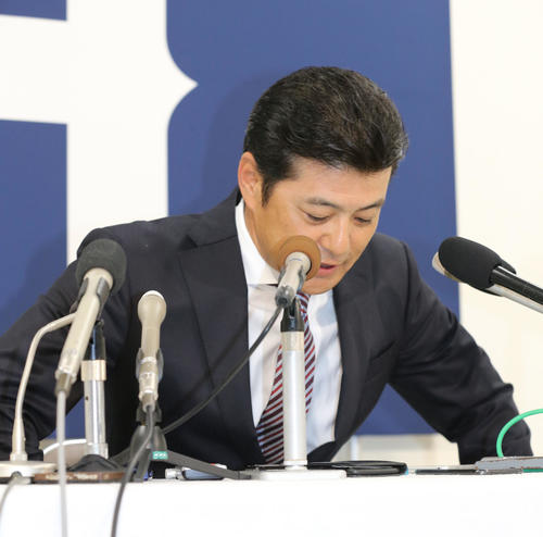 午後から行われた会見で辞意を表明する緒方孝市監督、報道陣に一礼をして席をたつ（撮影・梅根麻紀）