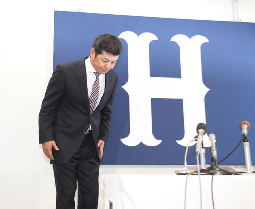 午後から行われた会見で辞意を表明する緒方孝市監督、報道陣に一礼をして席に着く（撮影・梅根麻紀）
