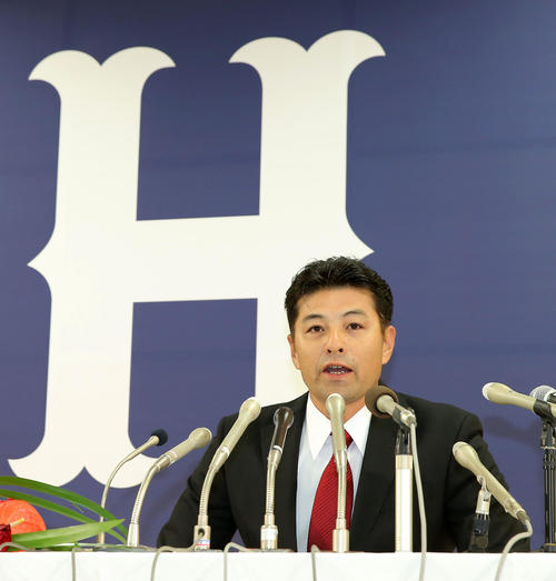 2014年10月15日、マツダスタジアムで就任会見する緒方監督（撮影・藤尾明華）