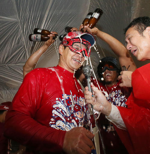2018年9月、ビールを掛けられる緒方監督（撮影・栗木一孝）