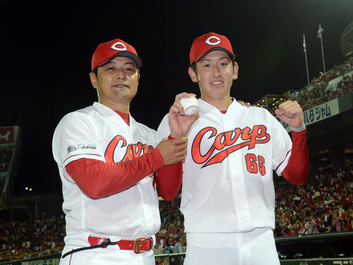2019年8月、プロ初勝利を挙げた遠藤を祝福する緒方監督（左）（撮影・今浪浩三）