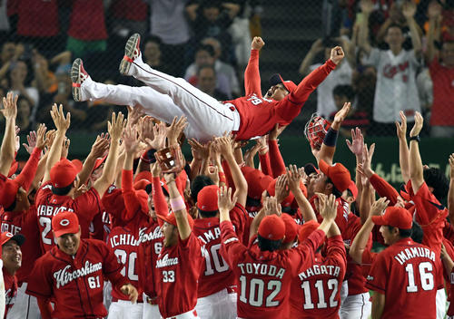 2016年9月、リーグ優勝を飾りナインに胴上げされる広島緒方孝市監督（撮影・たえ見朱実）