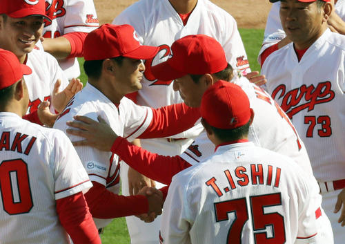 2016年11月、セレモニーを終えて握手を交わす緒方監督（左）と黒田