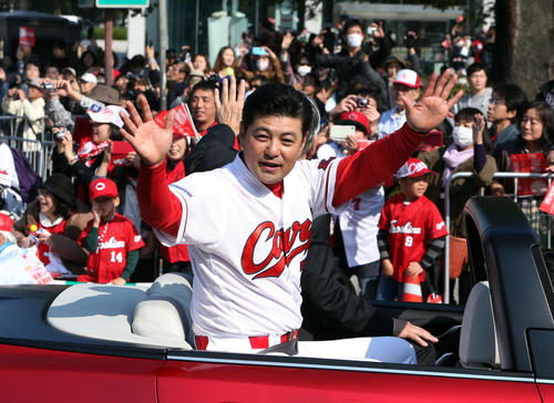 2016年11月、優勝パレードでファンに手を振る緒方監督（撮影・栗木一考）