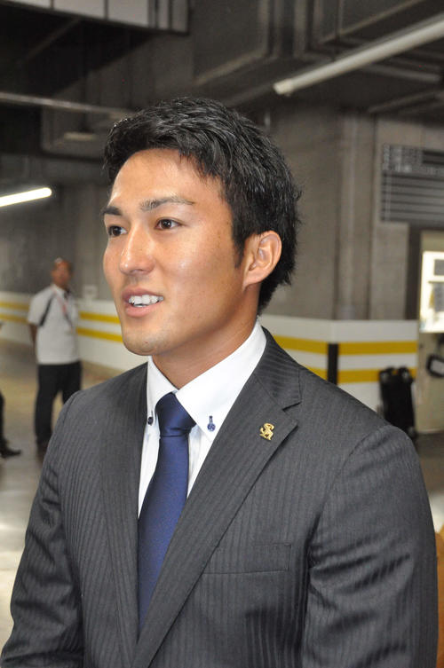 ソフトバンク育成島袋は報道陣の質問に応える