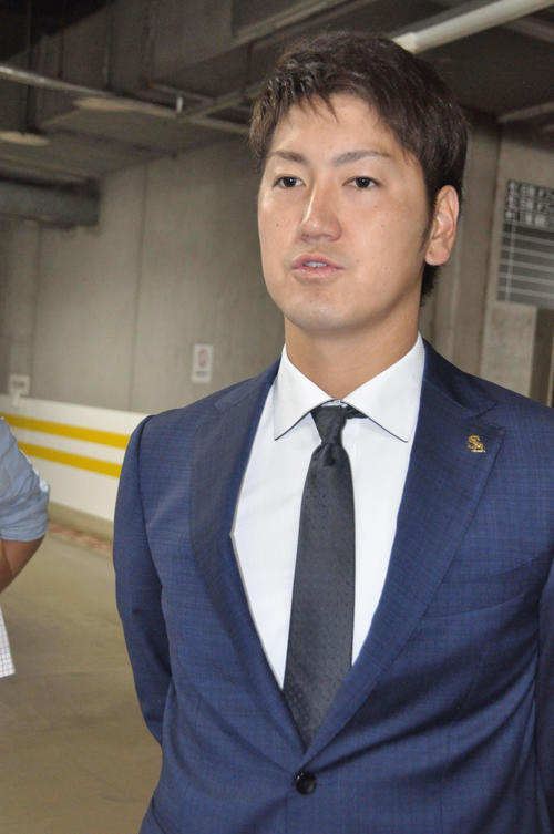 ソフトバンク育成笠原は報道陣の質問に応じる