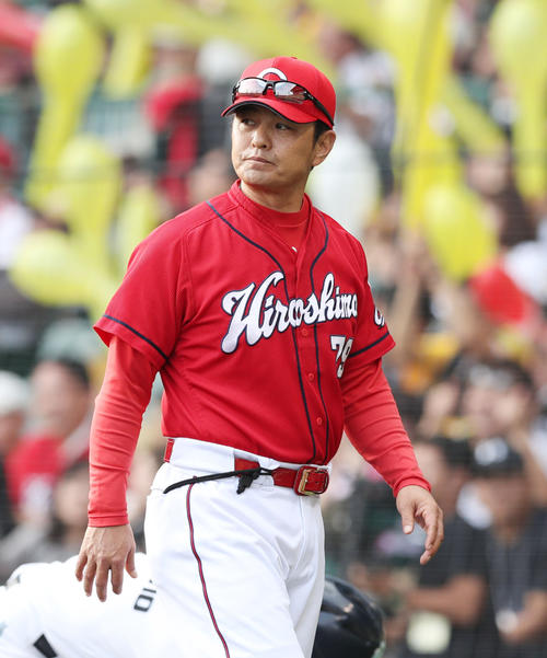 2019年9月、選手交代を告げベンチへ戻る緒方監督（撮影・前田充）