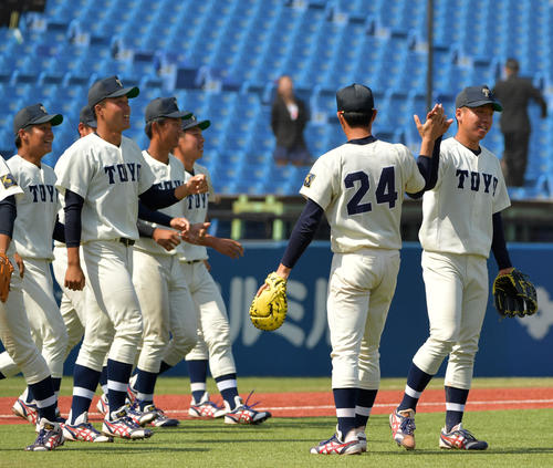 東洋大対駒大　駒大に勝利しタッチを交わす東洋大・村上（右）（撮影・横山健太）