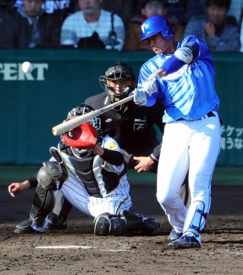 阪神対DeNA　9回表DeNA2死二塁、中川大志は右越え2点本塁打を放つ（2018年3月6日撮影）