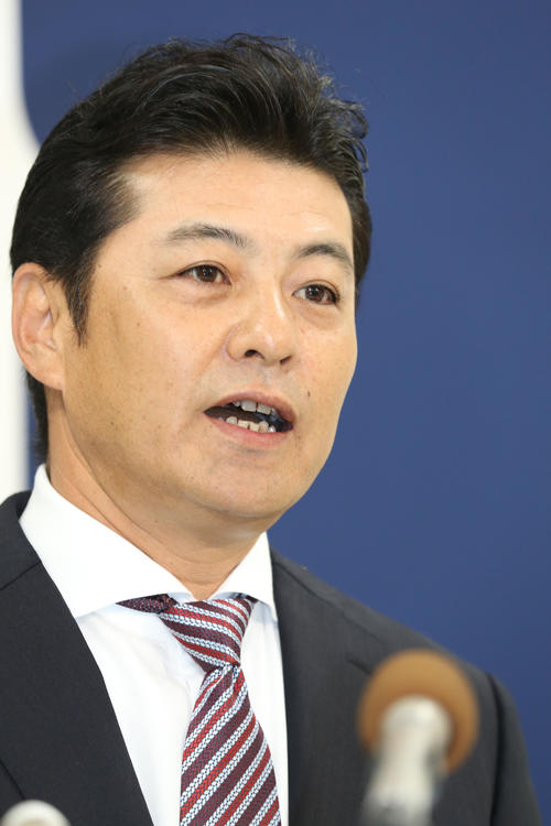 大勢の報道陣を前に話をする緒方孝市監督（撮影・梅根麻紀）