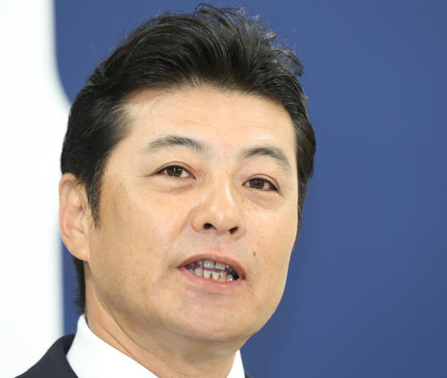 大勢の報道陣を前に話をする緒方監督（撮影・梅根麻紀）