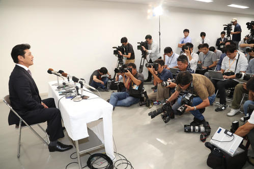 大勢の報道陣を前に話をする緒方監督（撮影・梅根麻紀）