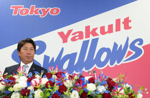 球団事務所で会見を開くヤクルト高津新監督（撮影・横山健太）