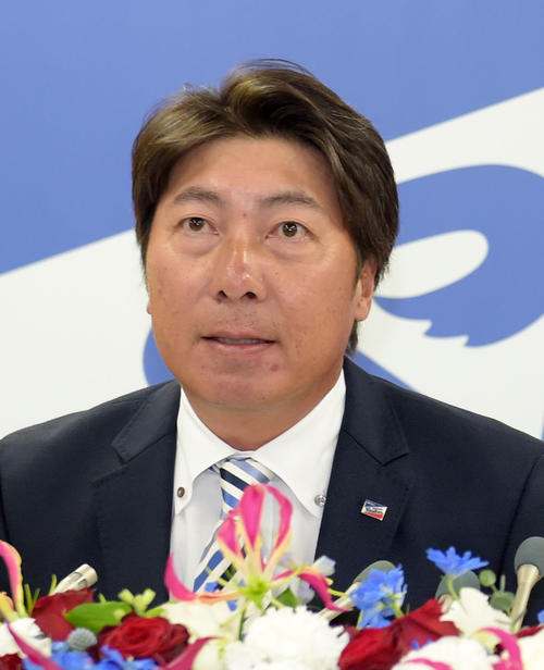 球団事務所で会見を開くヤクルト高津新監督（撮影・横山健太）