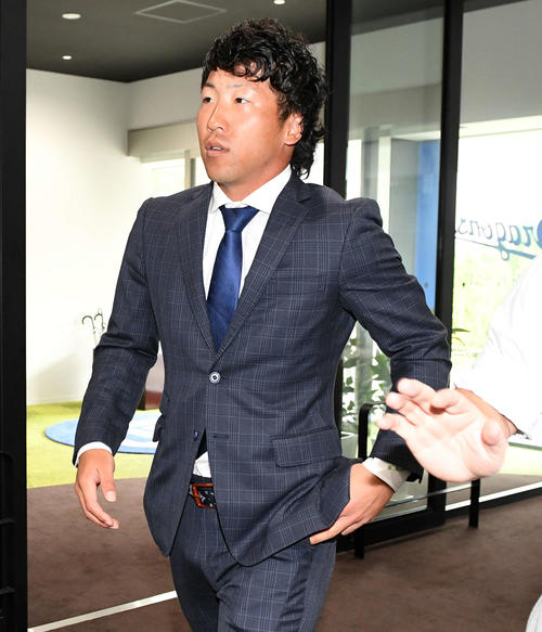 球団事務所に入る亀沢（撮影・前岡正明）