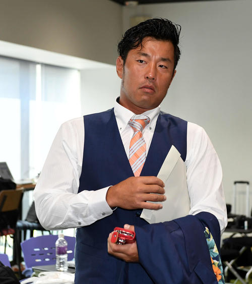 球団から戦力外通告を受け記者の質問に答える武山（撮影・前岡正明）
